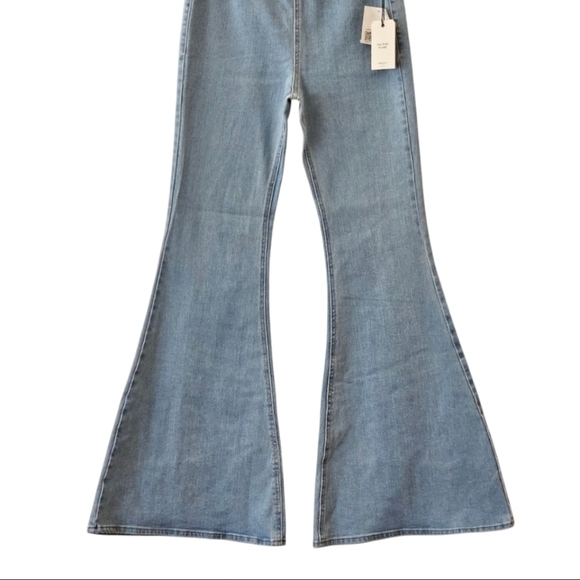 84 NWT FOREVER 21 MID RISE FLARE JEANS WOMEN'S SIZE MEDIUM - Picture 2 of 10